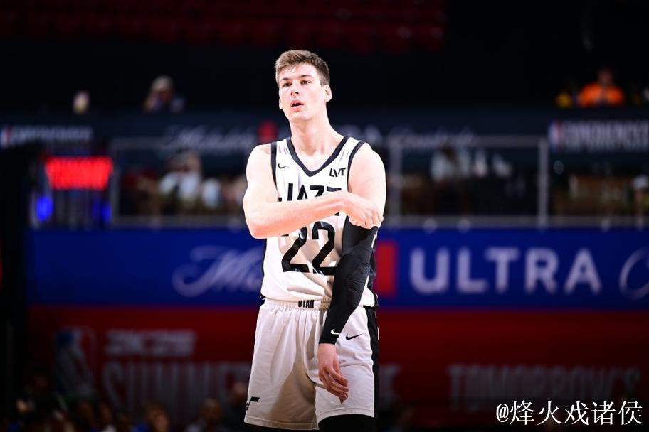 菲利波夫斯基末节狂砍14分，爵士最后1分钟以9-0攻击波反超独行侠1分。